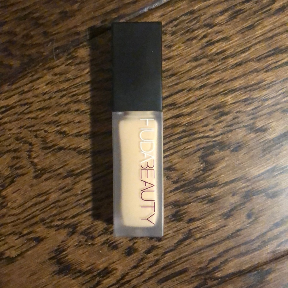 HUDA beauty luminous matte concealer